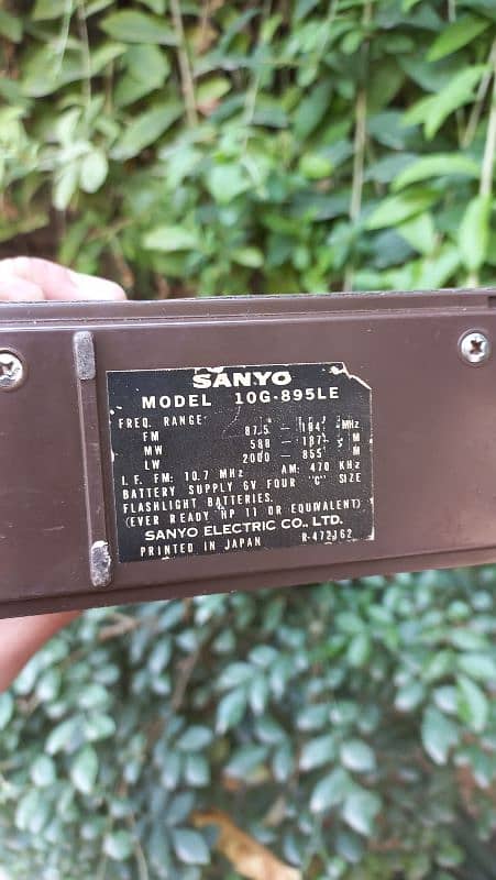 vintage two band sanyo radio 1