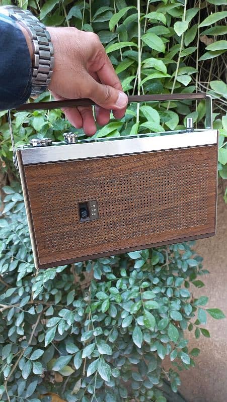 vintage two band sanyo radio 4