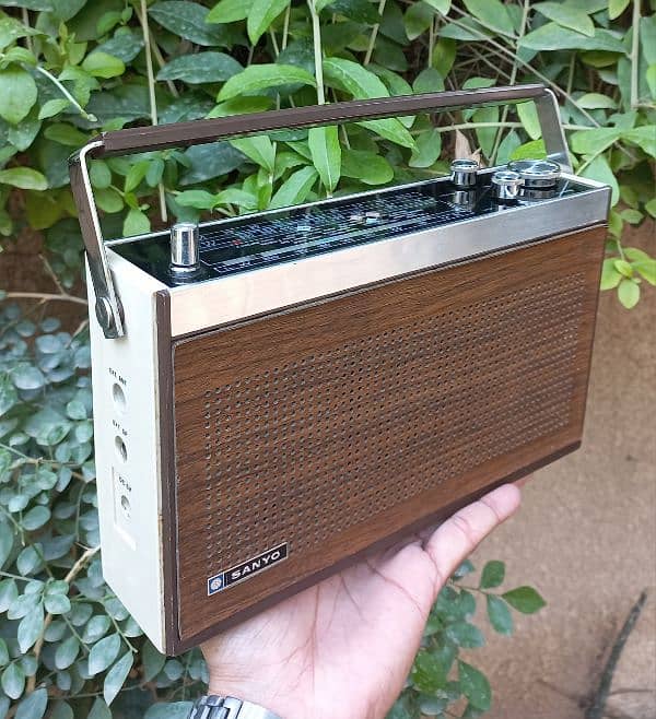 vintage two band sanyo radio 6