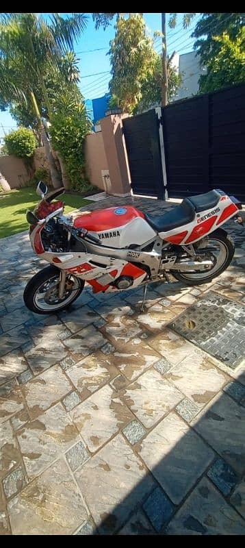 Yamaha FZR 400 Body Fairing Not Bike 1