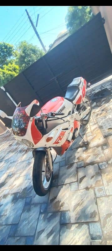 Yamaha FZR 400 Body Fairing Not Bike 2