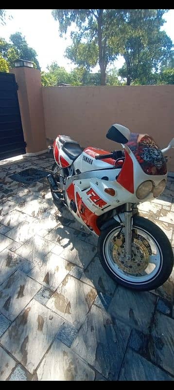 Yamaha FZR 400 Body Fairing Not Bike 3