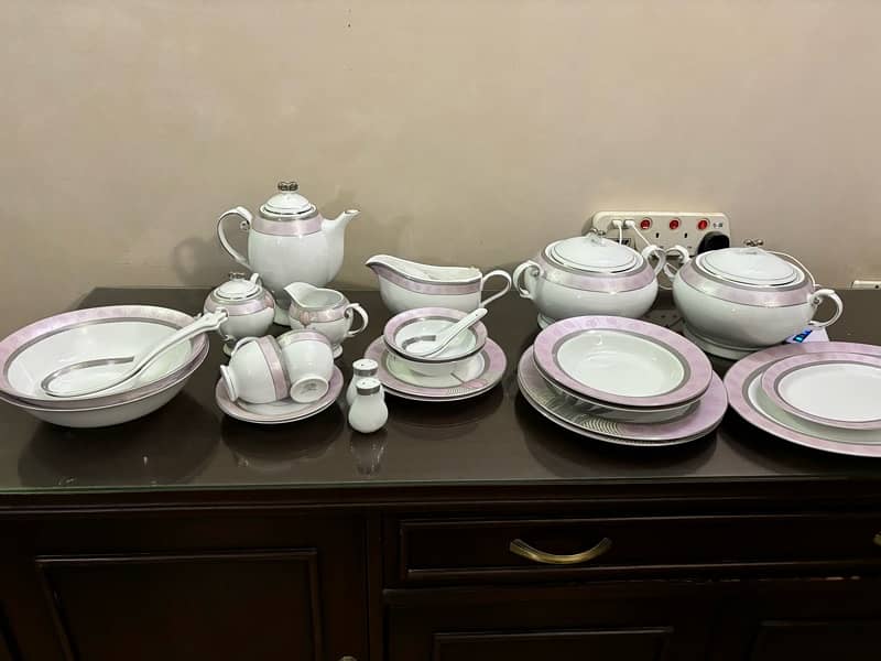 75 pieces Dinner set porcelain by Auratic 1