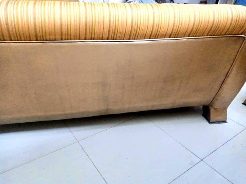 6 seater sofa with six separate cushions, price is negotiable 6