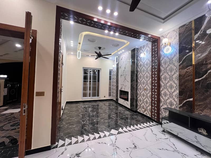 "LUXURY LIVING AT ITS FINEST! 5 Marla Designer House for Sale in Bahria Town Phase 8" 21