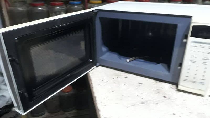 LG Microwave oven 1