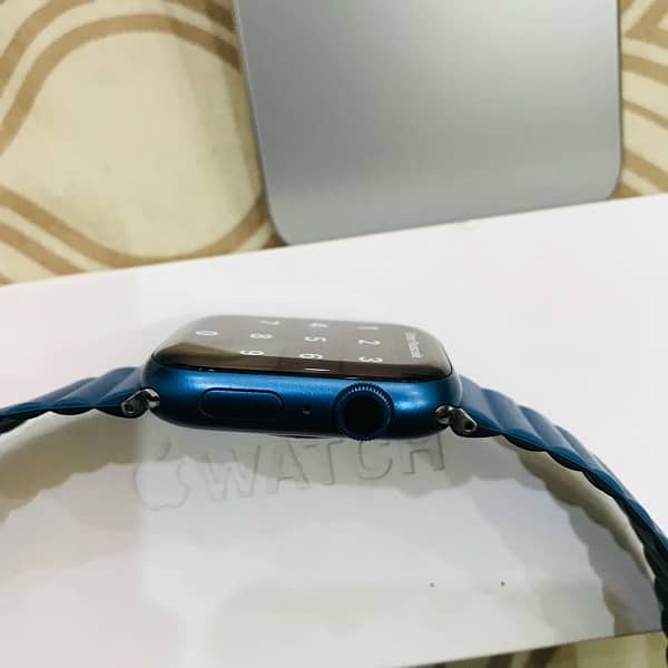 Apple Watch Series 7 45mm with UNIQ Straps Complete Box 3