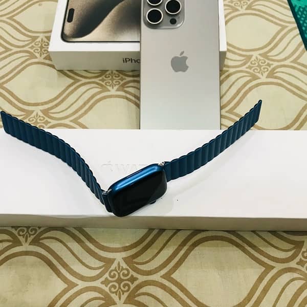 Apple Watch Series 7 45mm with UNIQ Straps Complete Box 6