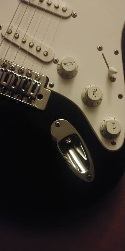 Fender Squire Bullet Strat - like new 5