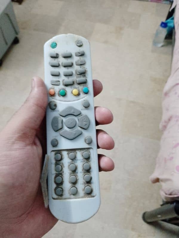 LG TV old with remote 7