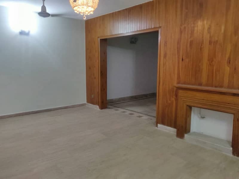 10 marla Beautiful House available for Rent phase 3 z block 18