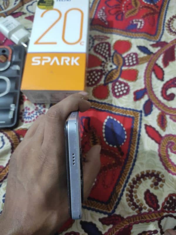 Tecno spark 20c  4/128 2