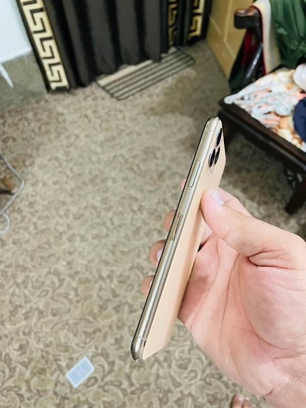 i m selling iphone 11 pro max 256gb pta approved 3