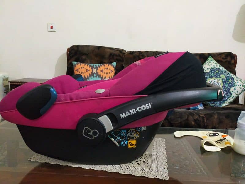 Maxi-Cosi baby Carry Cot and Car Seat. 1