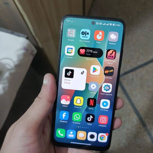 Realme Note 11 one hand us only 1