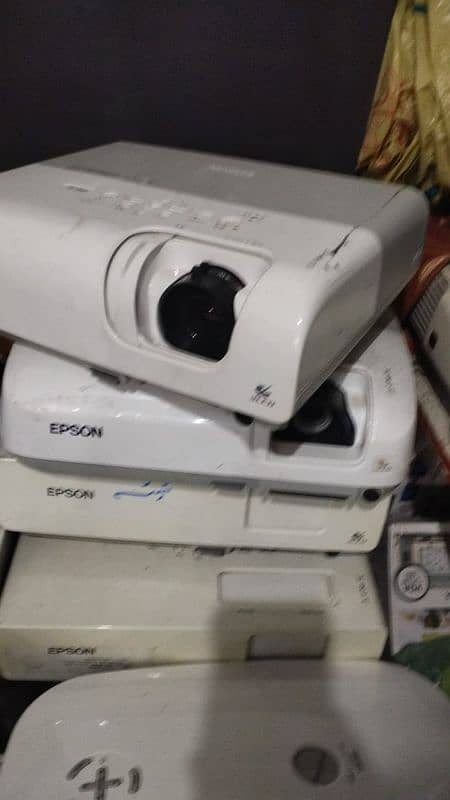 WE HAVE ALL KINDS OF PROJECTORS AVAILBLE IN DUBAI IMPORT 03152965654 0