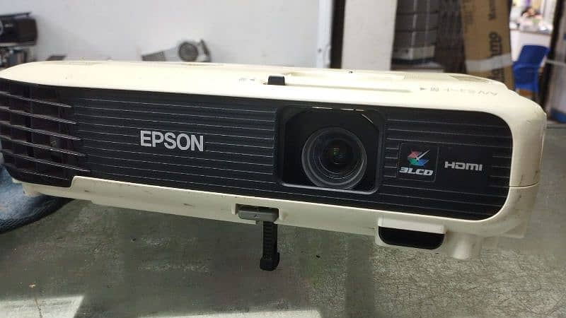 WE HAVE ALL KINDS OF PROJECTORS AVAILBLE IN DUBAI IMPORT 03152965654 1