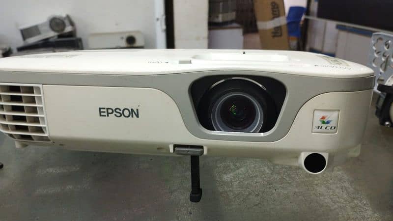 WE HAVE ALL KINDS OF PROJECTORS AVAILBLE IN DUBAI IMPORT 03152965654 5