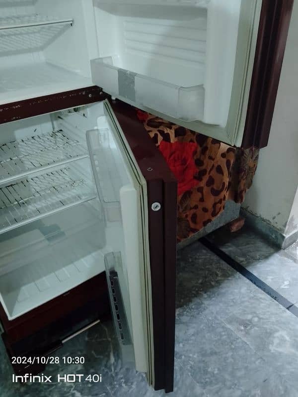 refrigerator in good condition 4