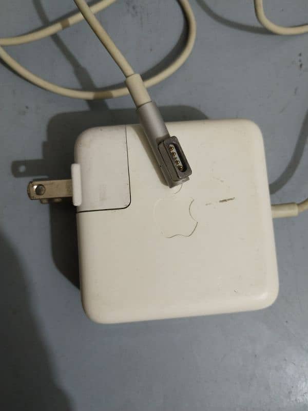 Apple 45W magsafe power adapter of MacBook Air 3