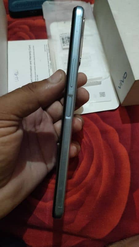 Vivo Y33s 8,128 10/10 8