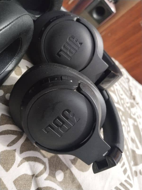 JBL Bluetooth headphones ANC like Bose 1