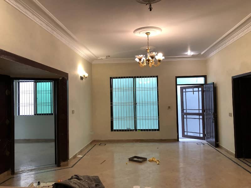 independent bungalow singel story have three bed dd for rent in johar 3