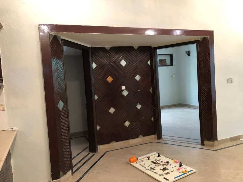 independent bungalow singel story have three bed dd for rent in johar 9