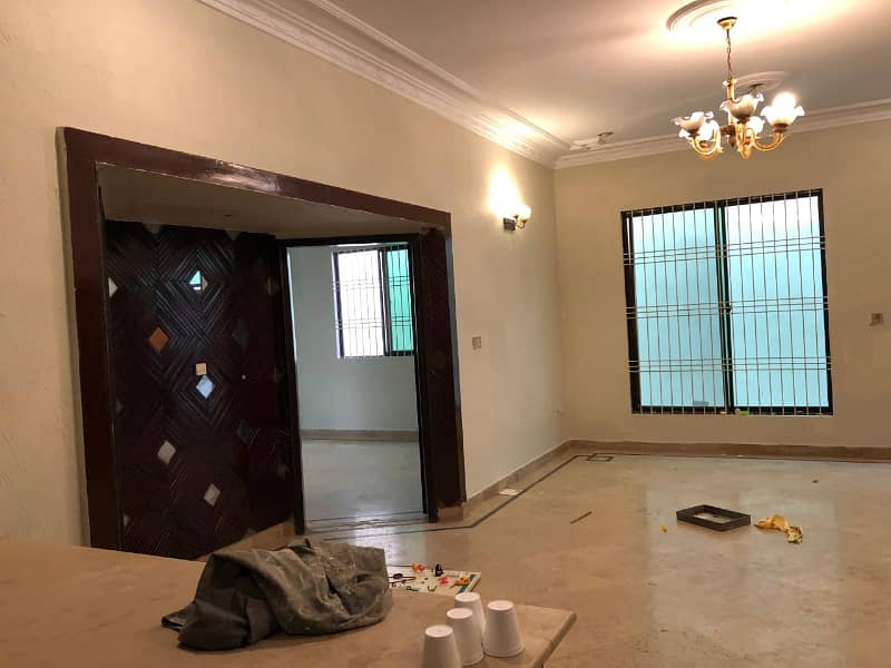 independent bungalow singel story have three bed dd for rent in johar 16