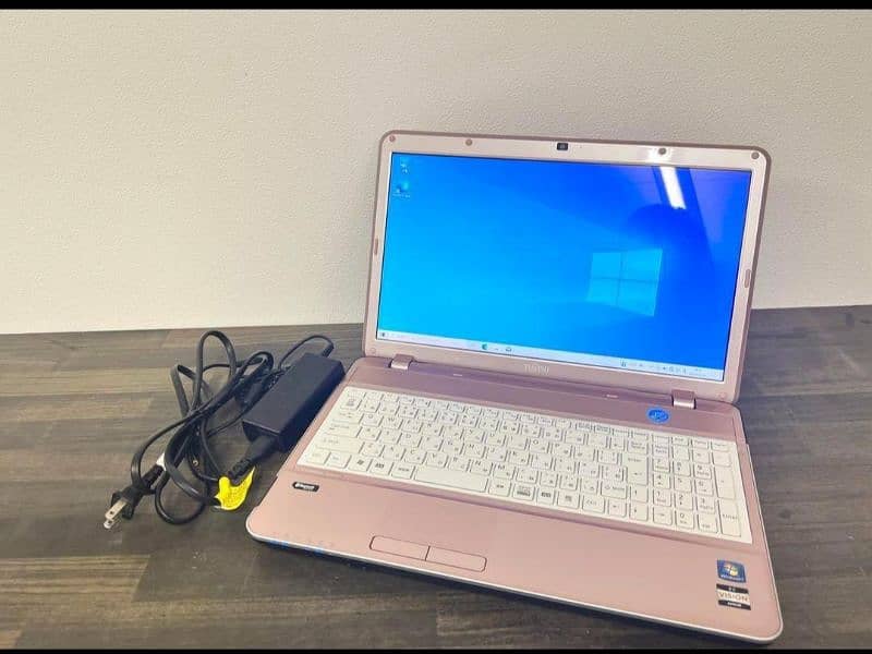 Fujitsu lifebook Laptop light pink color 4GB/320GB HDD made in Germany 0