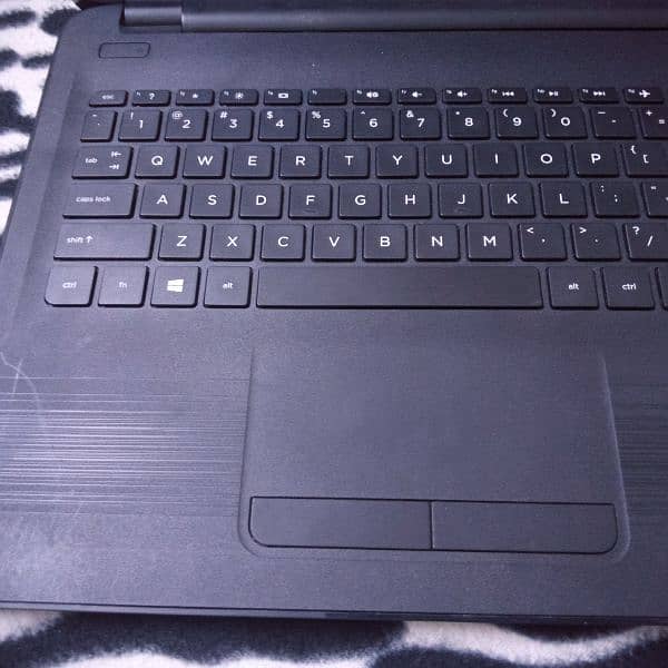 HP 15-ay182tx Laptop 0