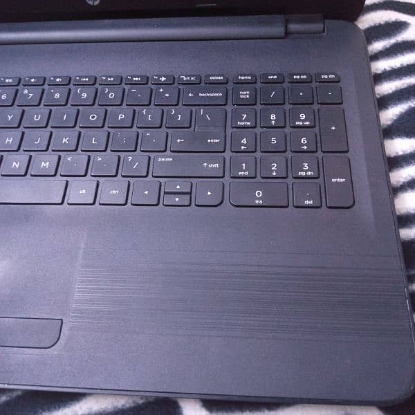 HP 15-ay182tx Laptop 1