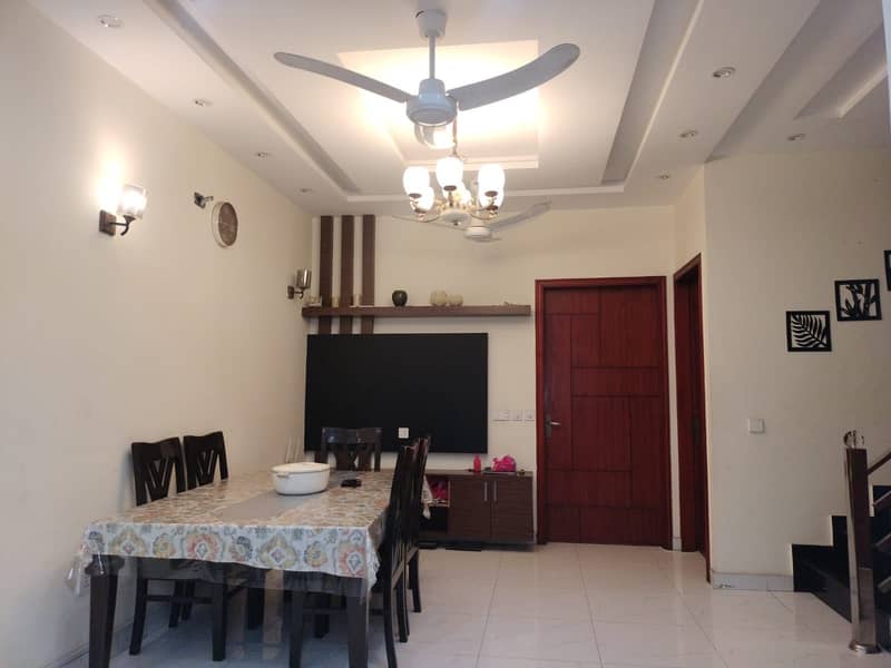 5 MARLA USED HOUSE ON TOP NOTCH LOCATION IN BLOCK G DHA 11 RABHAR PHASE 2 IS AVAILABLE FOR SALE 11