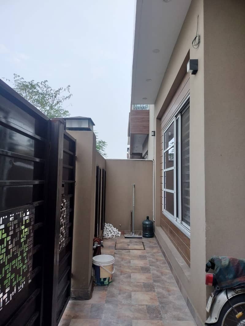 5 MARLA USED HOUSE ON TOP NOTCH LOCATION IN BLOCK G DHA 11 RABHAR PHASE 2 IS AVAILABLE FOR SALE 12