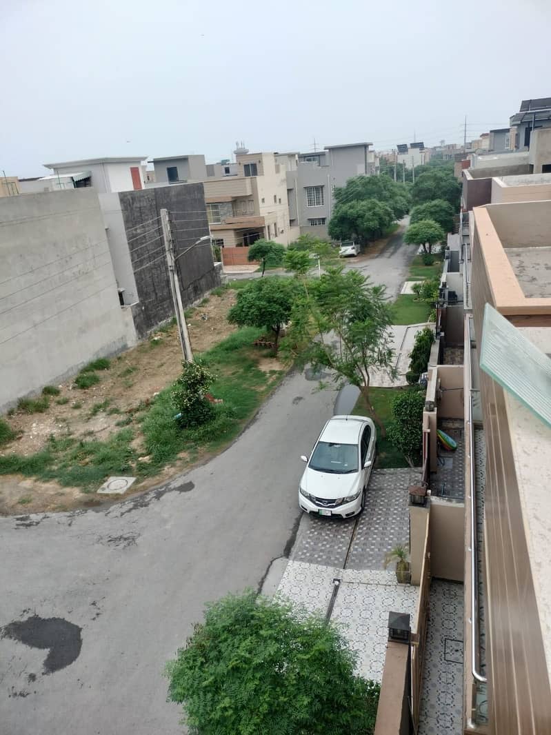 5 MARLA USED HOUSE ON TOP NOTCH LOCATION IN BLOCK G DHA 11 RABHAR PHASE 2 IS AVAILABLE FOR SALE 36