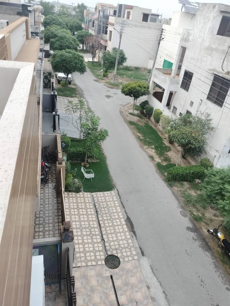 5 MARLA USED HOUSE ON TOP NOTCH LOCATION IN BLOCK G DHA 11 RABHAR PHASE 2 IS AVAILABLE FOR SALE 37