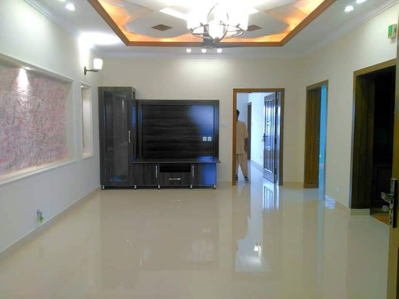 5 Bedroom 1 Servant Room 2 Drawing Room Tripal Story House 8 marla old House G 13 islamabad 13