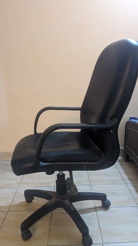 Comfortable Used Office Chair 0