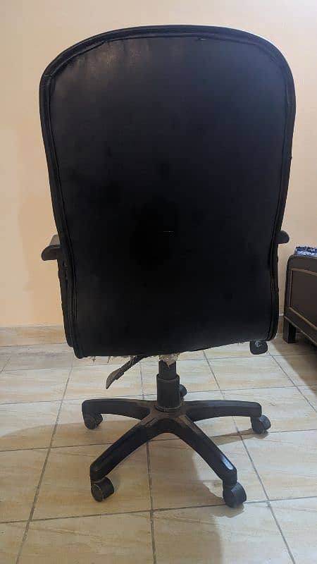 Comfortable Used Office Chair 1