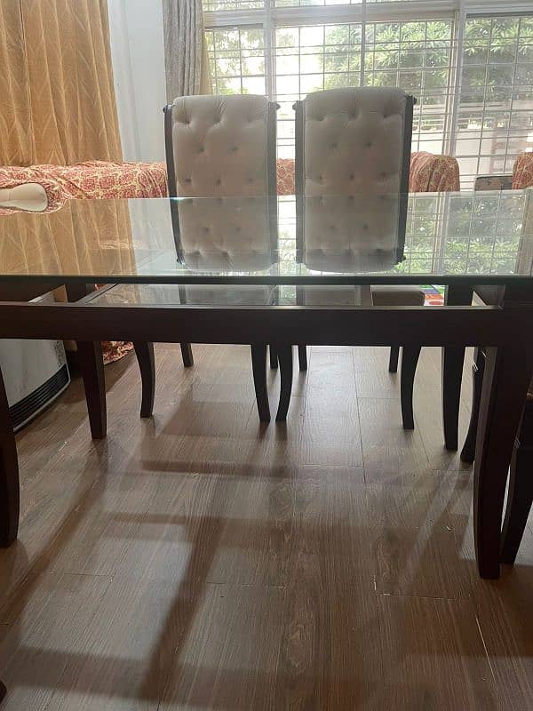 Glass top dining table with 6 offwhite chairs 3