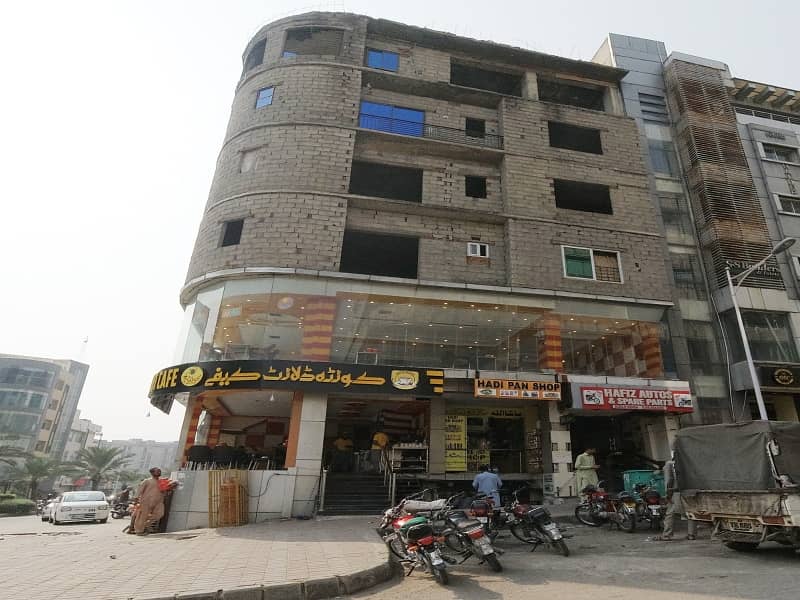 2000sq-Ft Boulevard Corner Shop For Sale In Bahria Town Phase 4 Civic Center 0