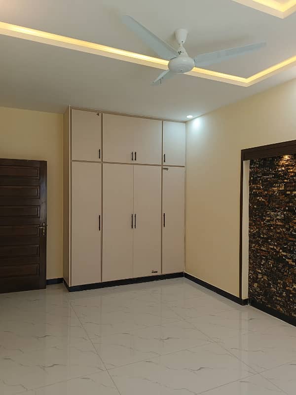 10 Marla Upper portion for rent in G-13 Islambad 8