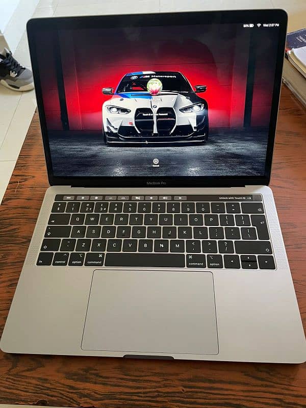 MacBook pro 13 inch 2019 with touchbar 16/256 0