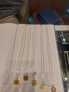 Gold/chain/locket/diamond/paltiuenm