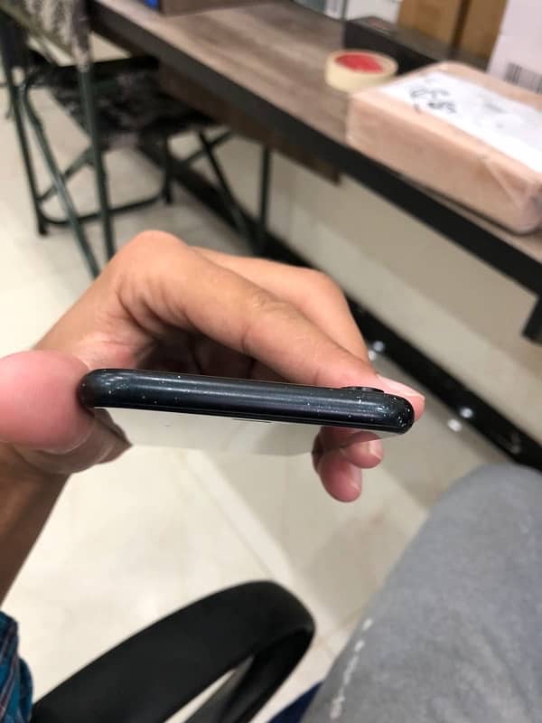 IPHONE XR NON PTA 4