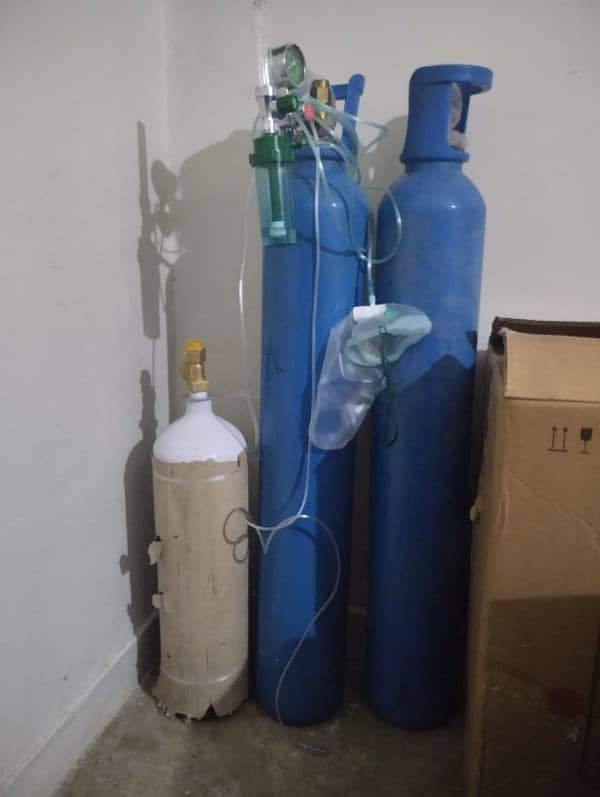 Oxygen cylinders 0