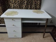 study table for sale look like a new