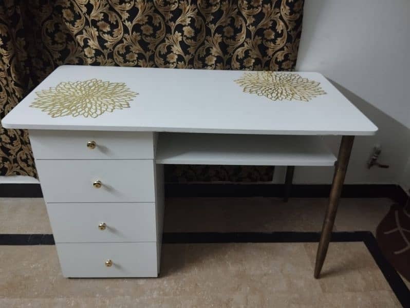 study table for sale look like a new 0