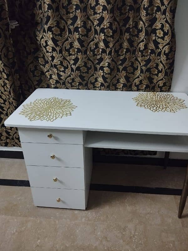 study table for sale look like a new 1