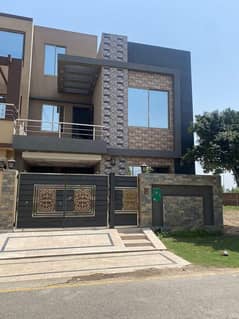 Bahriya Nasheman sunflower block 5 Marla most beautiful house available for sale prime location. . 0